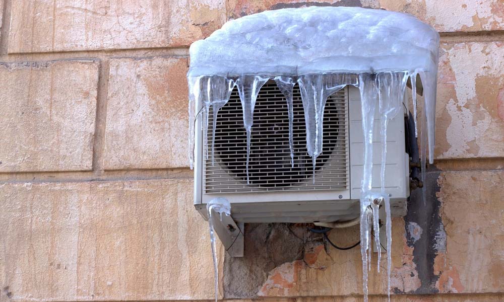 Avoid-any-frozen-areas-on-the-air-conditioner-pipes.-_
